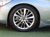 純正18インチアルミ付きです。お手入れのしやすいデザイン