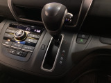CVT車のセレクトレバーです。低速から高速まで、変速ショックのないスムーズな走りを実現するとともに、エンジン効率のよい領域を維持することで燃費にも貢献します。
