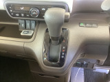 自然に手が届き、操作性の良いインパネシフトに、パーキングブレーキは、フットブレーキタイプなので、運転席と助手席の間はすっきりしています。
