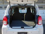 後席を倒せばフラットに近い空間、大きな荷物も積めます。 Folding rear seats creates near flat space for large cargo.