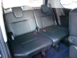 足元広々ゆったり乗れます。後席がシートスライドします。