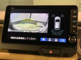 リバースギアに入れるだけで後方の表示へ切り替わります。夜間や雨の日の駐車も楽になりますよ。