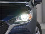【LEDヘッドライト】悪天候や夜間走行時も良好な視界を確保し安心して運転できる高輝度LEDヘッドライトを装備。明るい上に点灯速度が早く消費電力も抑えられています。