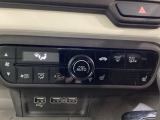 セレクトレバーの左上にプラズマクラスター付き・オートエアコンがついてますので簡単操作で快適に過ごせます。シートヒータースイッチ内蔵で前席の左右別々にHiとLoの2段階で温度設定ができます。