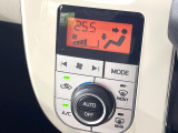 【オートエアコン】一度お好みの温度に設定すれば、車内の温度を検知し風量や温度を自動で調整。暑い&hellip;寒い&hellip;と何度もスイッチ操作をする必要はありません。快適な車内空間には必須の機能ですね♪