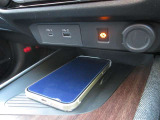 Qi規格対応スマートフォンのワイヤレス充電器装備です。お手軽に充電ができます