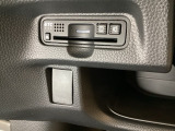 ハンドルの左下にETCがついています。高速道路の料金所の通過も楽々です。 カードの取り出しもしやすい場所についています。