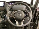 ハンドルにHondaセンシング系のクルーズコントロールやレーンキープアシストなどのスイッチと、オーディオの操作スイッチが装備されています。ハンドルから手を離さず安全に操作できます。