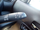 オートライト機能が装備されており暗い場所に入ると車両が検知しライトのON・OFFを自動的に切り替えてくれますので非常に便利な装備です♪