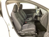 広い足元にゆったり座れるシートには肘掛けも装備しており長距離の運転でも疲れにくくなってます。女性でも運転がしやすいように、シートの高さ調整機能(シートリフター)がついています。