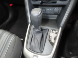 MAZDAのシフトレバーです。MTモード付きの6ATで、しなやかな走りを支えます。
