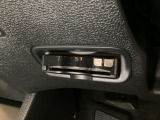 ハンドルの左下にETC(社外品)がついています。高速道路の料金所の通過も楽々です。 カードの取り出しもしやすい場所についています。
