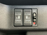 狭い所でも乗り降り楽々な両側電動スライドドアです!簡単にドアの開閉が出来る為女性やお年寄りにも優しく、荷物で手が塞がった時なども大変便利です!