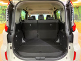 普段のお買い物や通勤、送迎等に十分な荷室スペースを確保しております。セカンドシートを倒すと、大きな荷物の積載も可能です♪