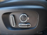◆パワーシート『電動パワーシートですので運転中のシート調節も安全に行えます。微調整も可能ですのであなただけのドライビングポジションを実現します。』