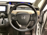 ハンドルにHondaセンシング系のクルーズコントロールやレーンキープアシストなどのスイッチと、オーディオの操作スイッチが装備されています。ハンドルから手を離さず安全に操作できます。