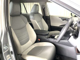 厚みがあって、座り心地のいいシート。運転席も助手席もリラックスしてゆったりと座れます。