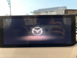 【8.8インチマツダコネクト】車内の雰囲気にマッチした大型のディスプレイ。スマホ接続でのナビ使用やBluetooth再生等、様々な機能が楽しめます。直感的なダイヤル操作が可能で、使い勝手も良好です。