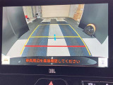 こちらのバックカメラは画面にラインが表示されておりますので、バック時のクルマの進行方向の目安になります。より高いレベルで車庫入れをサポートする、便利な機能ですね。