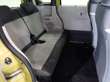 リアシートは足元も広々していて足を組めるほど余裕があります!又背もたれを左右別々に倒せるので長い物でも積めます。