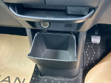 インパネ中央下に小物入れがあります