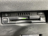 【ETC】有料道路を利用する際に料金所で停止することなく通過できる、ETC車載器(ノンストップ自動料金収受システム機器)が装備されています。セットアップを行うことで利用可能になります。