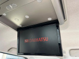 【フリップダウンモニター】大画面モニターで後席でもエンタメをお楽しみいただけます。小さなお子様にも大人気の装備です♪