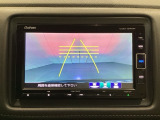 バックでの車庫入れも安心です! リアカメラが付いているバックモニター付のナビを装備しております。操作線もついており距離感も画面から確認できます。