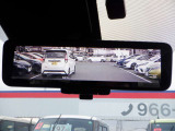 【日産のスマート・ルームミラーは内蔵モニターで後方の状況をクリアな画像で確認でき、通常のルームミラーに切り替えて後席の様子を確認することもできます。