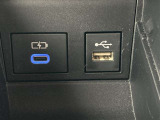 こちらのクルマはUSB接続コネクタも装備されています♪スマホの充電などにお使い下さい。ご旅行中での充電切れも、これなら心配いりませんね!