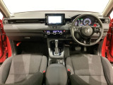 車内は光触媒抗菌消臭施工済です。スタイリッシュなデザインでスポーティなインパネ周りを演出します。グローブボックスやカップホルダーのほかにトレーなどたくさんの収納スペースが付いています。