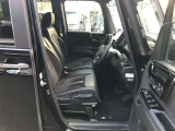 ゆったり、しっかりと座れるシートに運転席は高さ調節可能なハイトアジャスター付き!シート位置の前後と高さ、レバーの上下左右の調節で自分にあったポジションを見つけることができます!