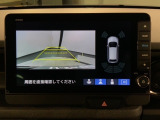 リバースギアに入れるだけで後方の表示へ切り替わります。夜間や雨の日の駐車も楽になりますよ。