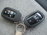 ドアの開閉やエンジン始動も楽チン♪スマートキー付き!!