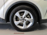 純正のアルミホイール装着車です。タイヤサイズは215/60R17です。