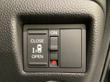 左側電動スライドドアは運転席からでも操作ができるように、ハンドル付近に開閉の操作スイッチが付いています。