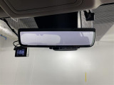 【デジタルルームミラー】車両後方カメラの映像をルームミラーに映すことが出来ます。 そのため、後席に人や荷物があって後方が見えづらい場合でもしっかり視界を確保することが出来ます。