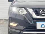 【LEDヘッドライト】悪天候や夜間走行時も良好な視界を確保し安心して運転できる高輝度LEDヘッドライトを装備!点灯速度が早く、消費電力も抑えられています。