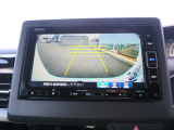 リアカメラが装備されています。バックにいれるだけでナビ画面に映ります。後方の安全確認や、狭い駐車場での車庫入れ、雨の日や夜間などに便利です。安全、安心にバックするためには必須アイテムですね。