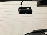 後方にもドライブレコーダーのカメラが付いています。前後両方でお車の周りを監視・記録いたします。