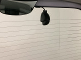 後方にもドライブレコーダーのカメラが付いています。前後両方でお車の周りを監視・記録いたします。