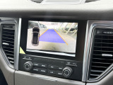 バックカメラが、後方の視界を鮮明に表示。駐車時や狭いスペースでの操作をサポートし、安全性と安心感を向上させます。