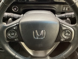 ハンドルにHondaセンシング系のクルーズコントロールやレーンキープアシストなどのスイッチと、オーディオの操作スイッチが装備されています。ハンドルから手を離さず安全に操作できます。