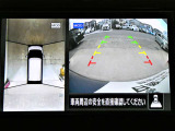 空の上から見下ろすように車の全周囲が表示されるアラウンドビューモニター☆駐車が得意になるとお出掛けも楽しくなります♪