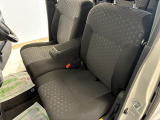 撥水加工のフロントシートは質感の高いベンチシートタイプ。座面も広く、シート厚さもあり、座り心地が良く、使い勝手がいいですよ!