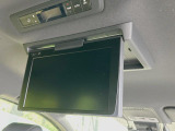 【12.8型フリップダウン】大画面モニターで後席でもエンタメをお楽しみいただけます。家族や友人とお出かけする機会が多い方に大人気です♪
