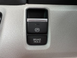 電子制御パーキングブレーキを採用!発進時にアクセルを踏めば自動的に解除されます(※運転席のシートベルトが装着されている時のみ作動)
