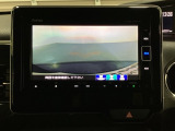ギヤをR(バック)に入れるとナビの画面に後ろの映像が映るリアカメラ付です。後退時、コンディションが悪い視界でもカラーバックモニターがドライバーをサポートします。