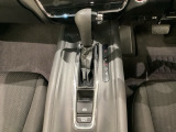 CVT車のセレクトレバーです。低速から高速まで、変速ショックのないスムーズな走りと、エンジン効率のよい領域を維持して燃費にも貢献します。サイドブレーキはスイッチ操作の電子制御パーキングブレーキです。