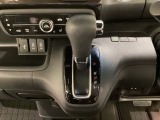 CVT車のセレクトレバーです。低速から高速まで、変速ショックのないスムーズな走りを実現するとともに、エンジン効率のよい領域を維持することで燃費にも貢献します。